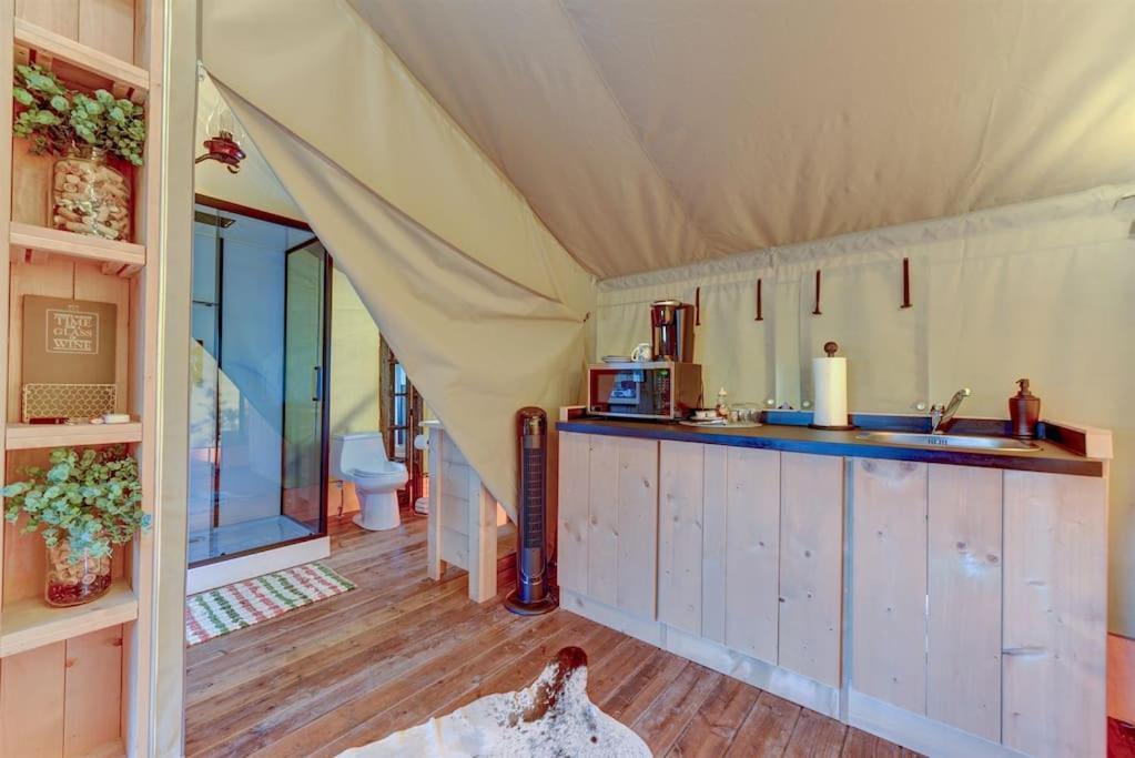 Hotel 12 Fires Luxury Glamping With Heating #5 Johnson City Esterno foto